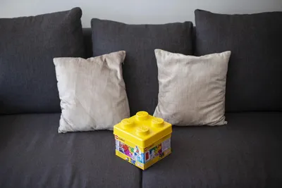 Sofá con cojines y bloques para terapia infantil