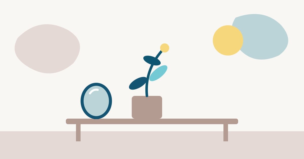 Una planta en maceta que crece hacia el sol, junto a un espejo de mano sobre una mesa