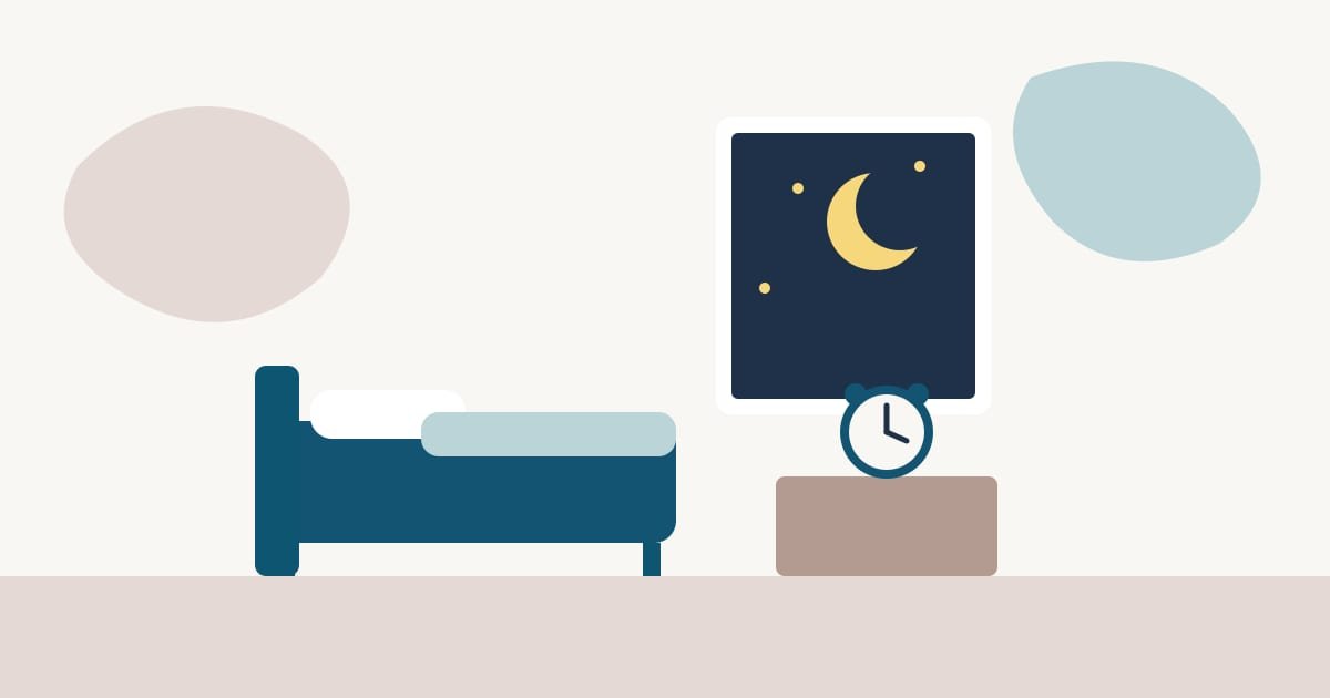 Una ventana nocturna con luna creciente y estrellas, una cama tendida y un despertador sobre un buró