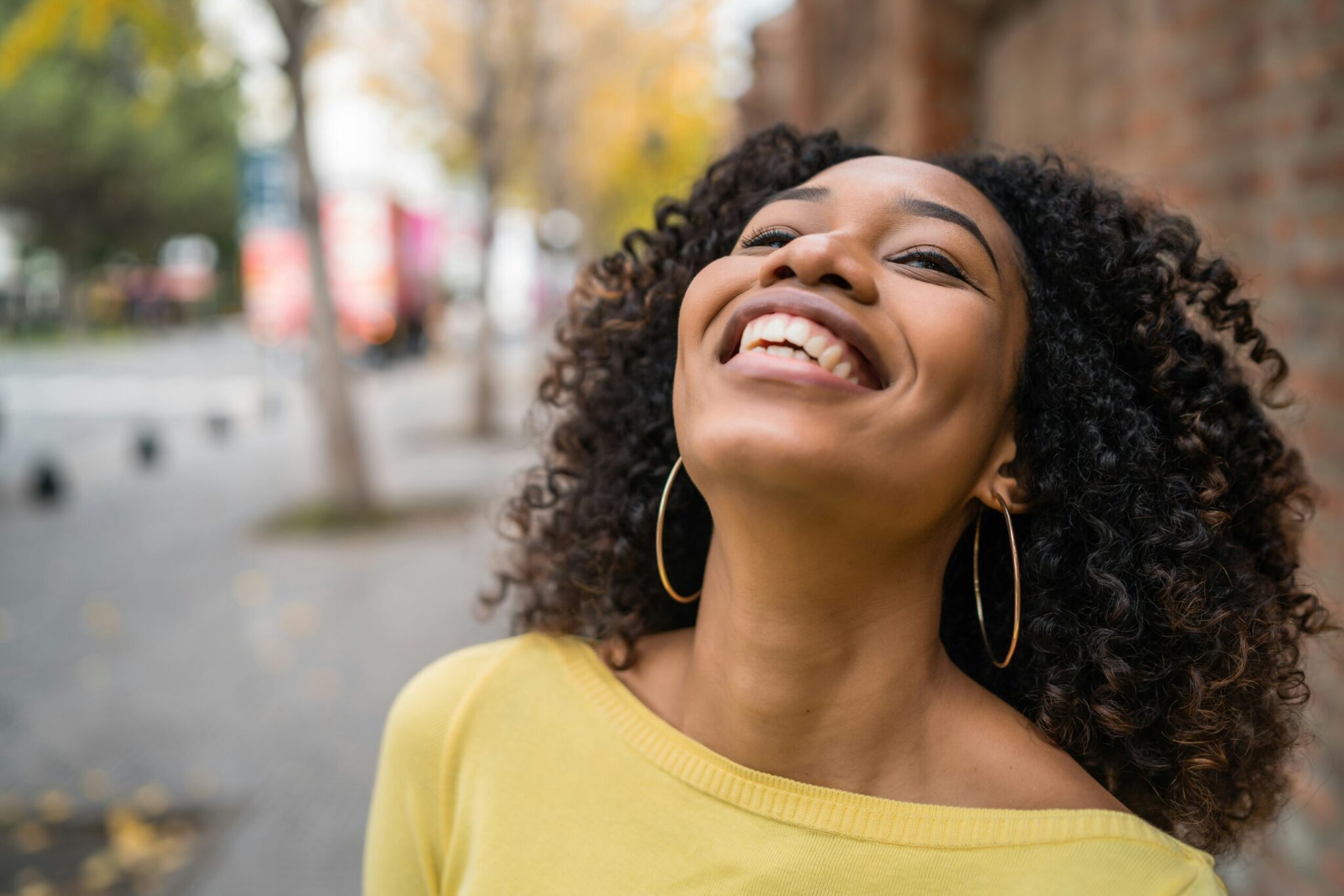 mujer sonriendo 4 1 scaled 1