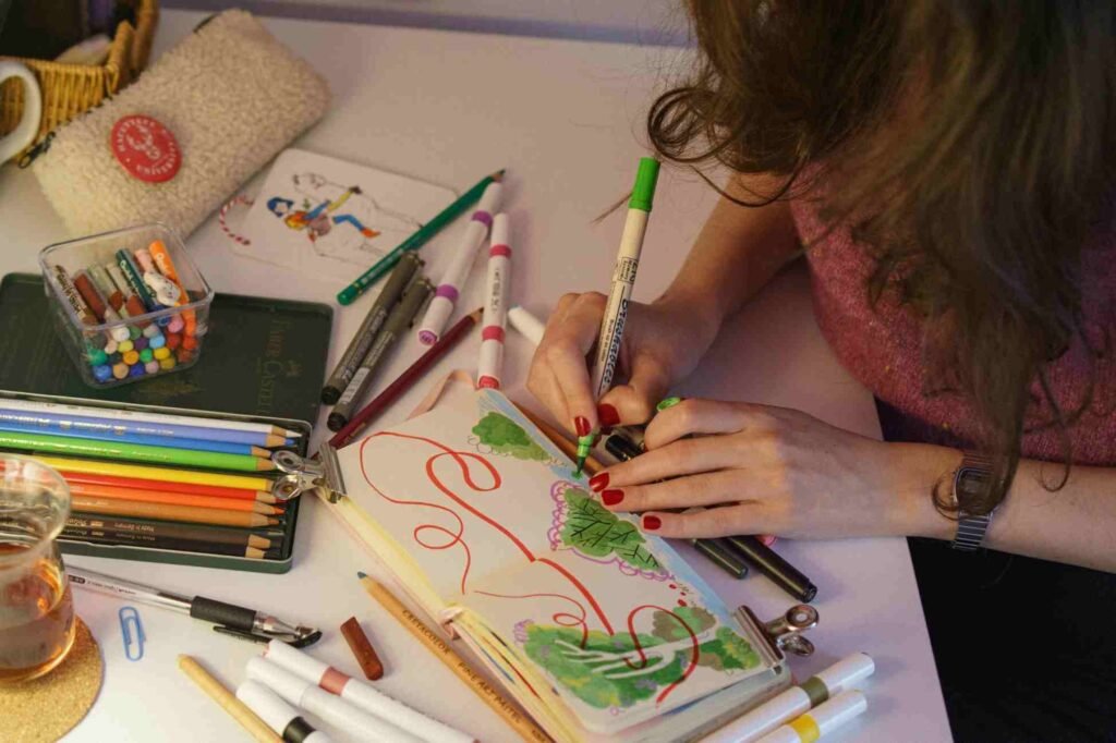 Persona disfrutando de una sesión de arteterapia para reducir el estrés y cuidar su bienestar emocional.